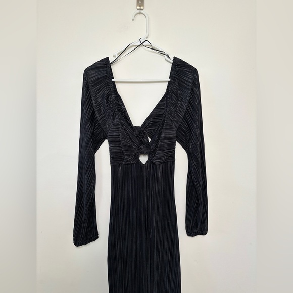 Black Pleated Front Cutout Back Tie
Maternity Midi Dress - Picture 5 of 7